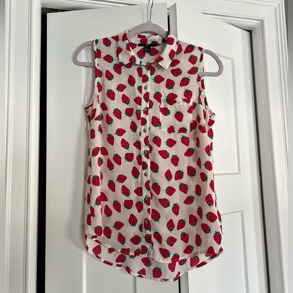 Strawberry Button Up Top 🍓 - Picture 4 of 4